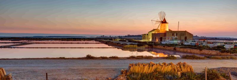 Sonnenuntergang an den Salinen von Marsala in Sizilien, Italien