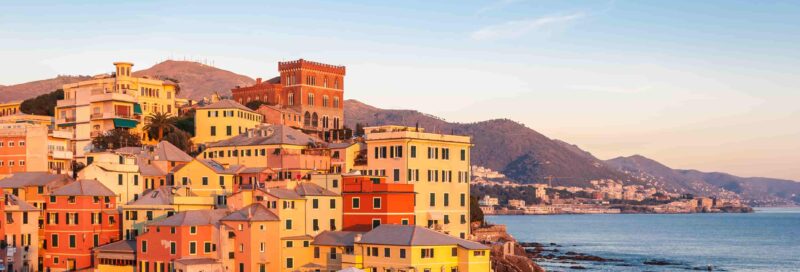 Boccadasse, ein kleiner Seebezirk von Genua, während der goldenen Stunde