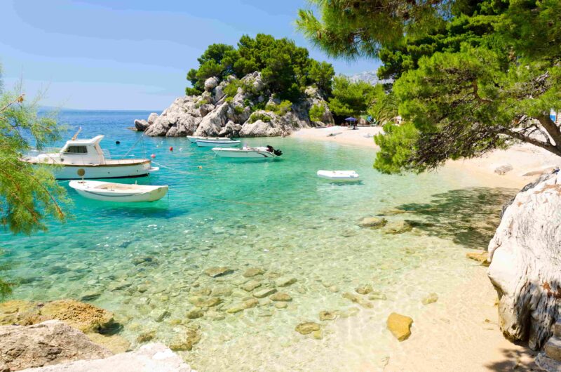 Strand in Brela an der Makarska Riviera, Dalmatien, Kroatien