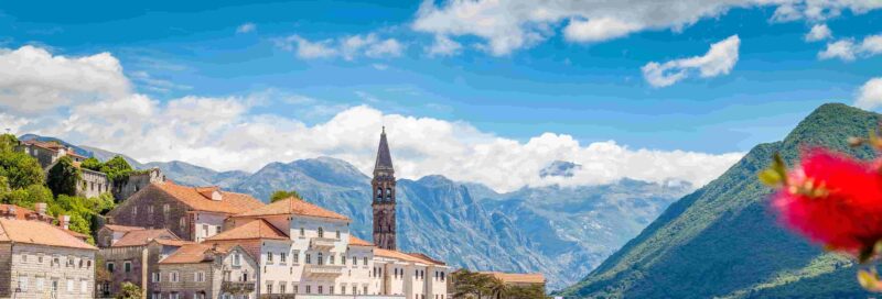 Historische Stadt Perast an der Bucht von Kotor im Sommer, Montenegro