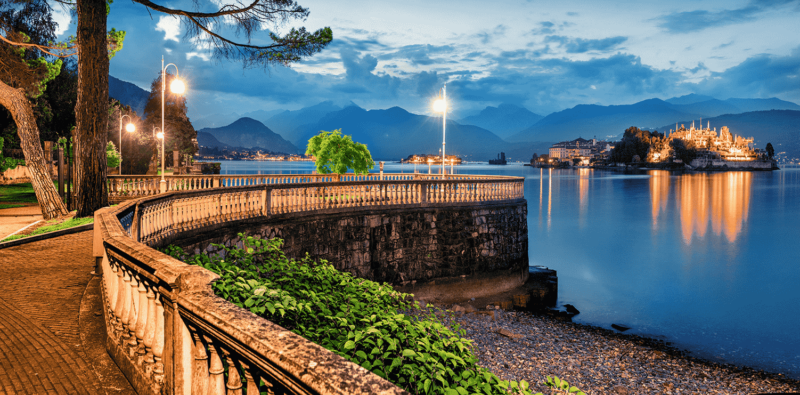 Tolles abendliches Stadtbild der Stadt Stresa