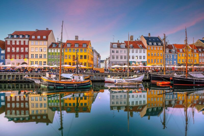 Skyline von Kopenhagen in Dänemark am berühmten alten Hafen von Nyhavn