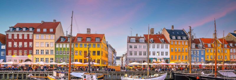 Skyline von Kopenhagen in Dänemark am berühmten alten Hafen von Nyhavn