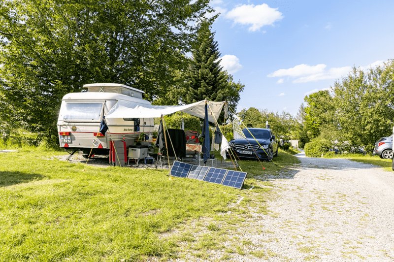 Wohnmobil mit der Solaranlage