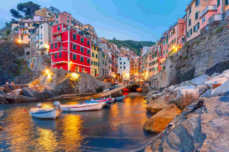 Fischerdorf Riomaggiore während der blauen Stunde, Cinque Terre, Ligurien, Italien.