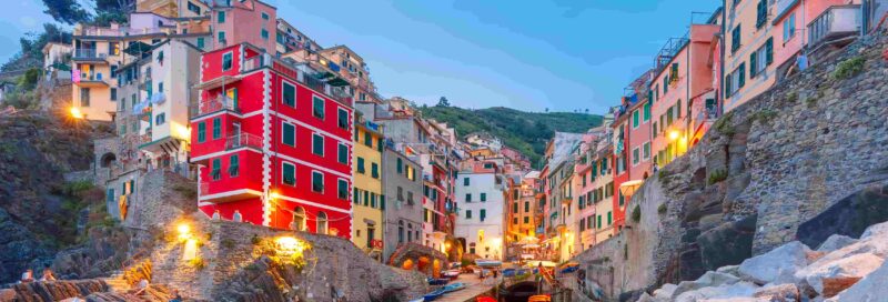 Fischerdorf Riomaggiore während der blauen Stunde, Cinque Terre, Ligurien, Italien.