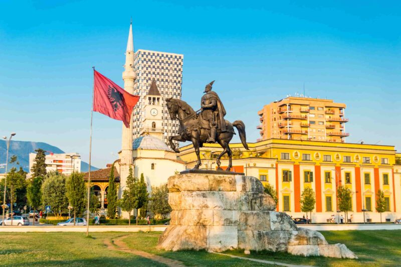 Skanderbeg-Denkmal und der Et'hem-Bey-Moschee im Zentrum der Stadt Tirana, Albanien.