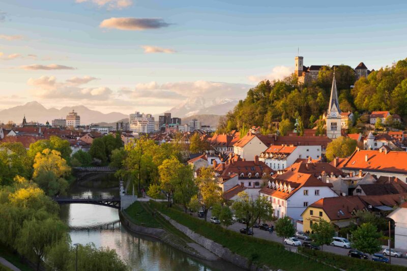 Stadtbild der slowenischen Hauptstadt Ljubljana bei Sonnenuntergang.