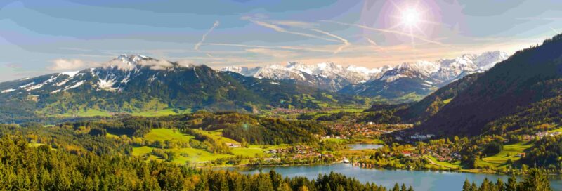 Landschaft in Bayern mit Alpen im Allgäu