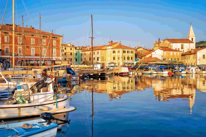 Hafen in der Adria in Izola Fischerdorf, Slowenien