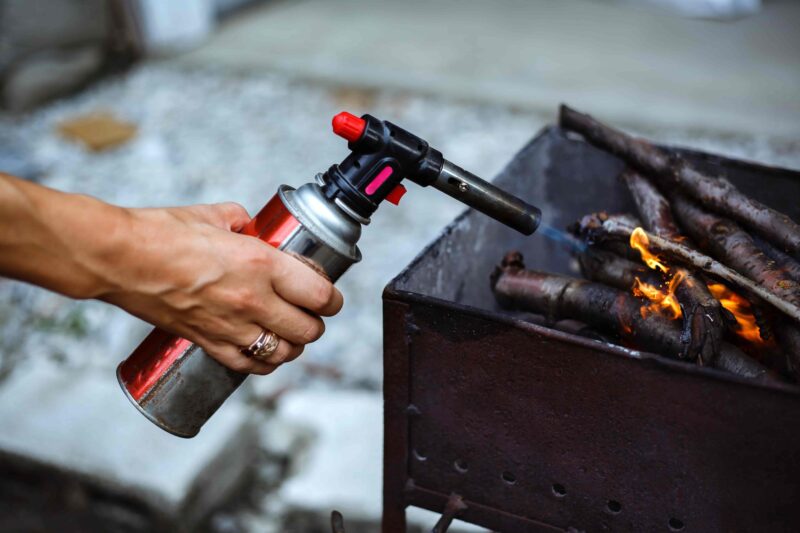 Grillanzünder mit Gas aus Sprühflaschen