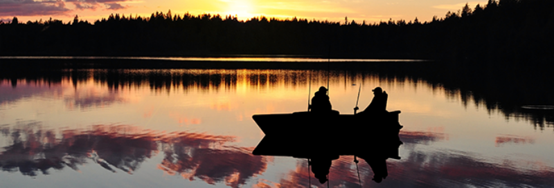 Angler auf dem See bei Sonnenuntergang