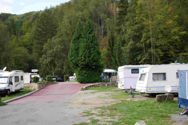 Camping-Ostrauer-Muehle---Standplatz-am-Berg-und-Wald
