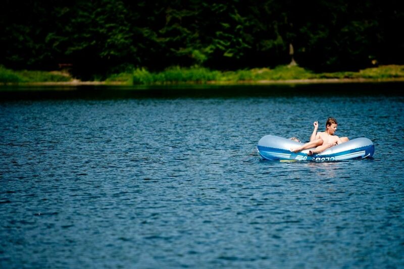 Campingplatz-Prahljust----Camper-im-Schlachboot-auf-dem-See-Pixhaier-Teich-am-Campingplatz