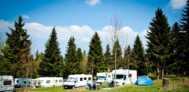 Campingplatz-Prahljust-----Wohnwagen--und-Zeltstellplatz-vom-Campingplatz-auf-gruener-Wiese (1)