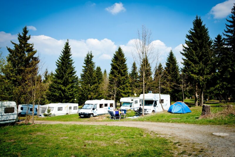 Campingplatz-Prahljust-----Wohnwagen--und-Zeltstellplatz-vom-Campingplatz-auf-gruener-Wiese (1)