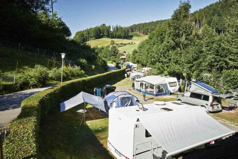 Schwarzwaldcamping-Alisehof----Stellplaetze-im-Gruenen-auf-dem-Campingplatz