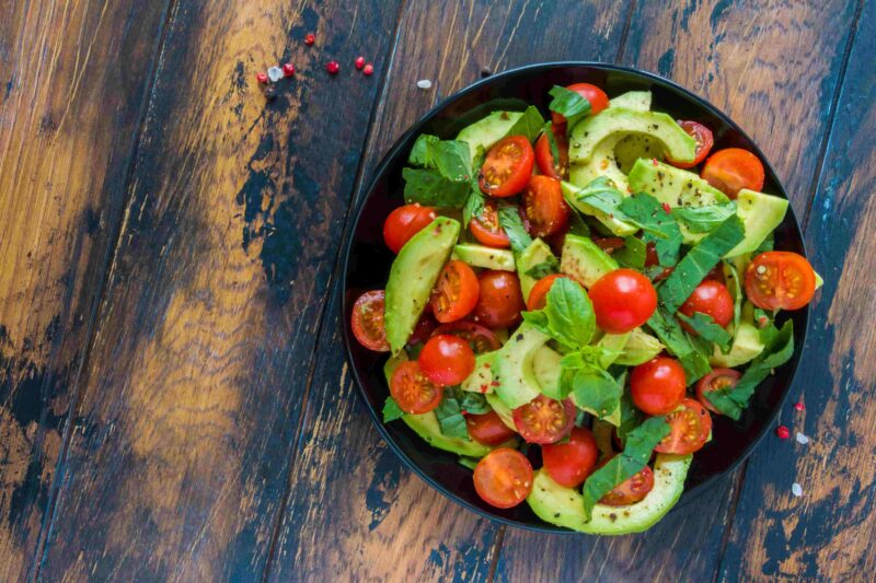 Salat mit Avocado und Tomaten
