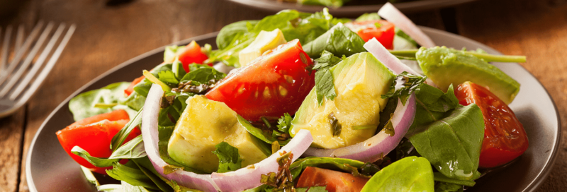 Salat mit Avocado und Tomaten