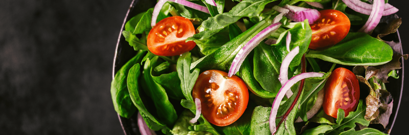 Salat mit Avocado und Tomaten