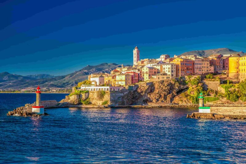 Blick auf die Altstadt von Bastia, den Leuchtturm und den Hafen, Korsika, Frankreich
