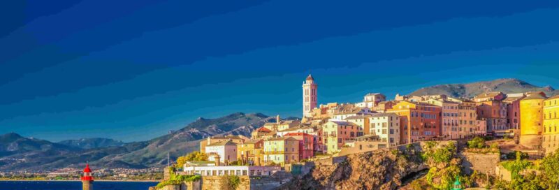 Blick auf die Altstadt von Bastia, den Leuchtturm und den Hafen, Korsika, Frankreich