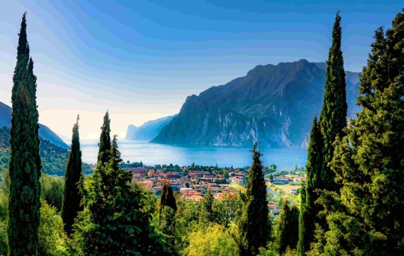Schöne Luftaufnahme von Torbole, dem Gardasee (Lago di Garda) und den Bergen, Italien