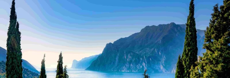 Schöne Luftaufnahme von Torbole, dem Gardasee (Lago di Garda) und den Bergen, Italien