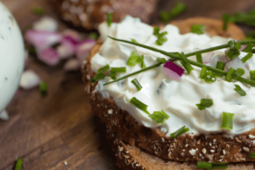 Camping-Rezept „Kräuterquark“ oder „Joghurt mit Kräutern“