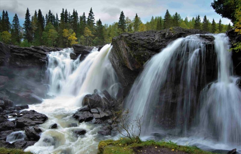 Blick auf den Ristafallet Waterfall in Schweden