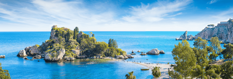 Panoramablick auf Isola Bella, kleine Insel in der Nähe von Taormina, Sizilien, Italien