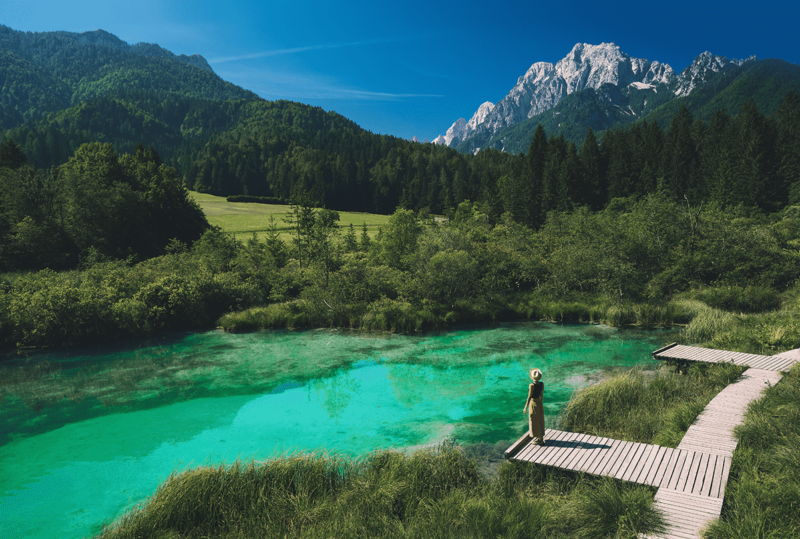 Frau genießt die Freiheit in der Natur im Freien, Slowenien