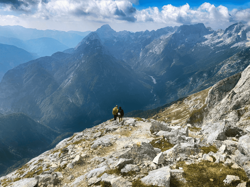 Wanderer unter dem Prisojnik-Gipfel in den Julischen Alpen, Slowenien