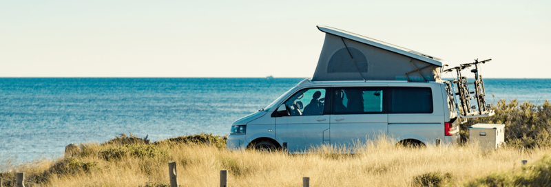 Wohnmobil mit einem Dachzelt