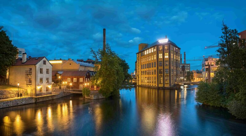 Panorama des historischen Textilindustriegebiets und des Motala-Flusses in Norrköping, Schweden