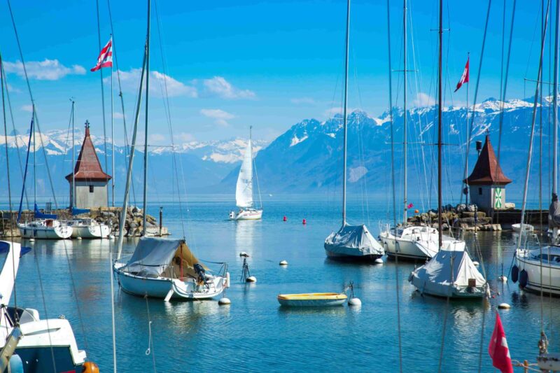 Malerischer kleiner Hafen und Segelboote auf dem Genfer See in Morges
