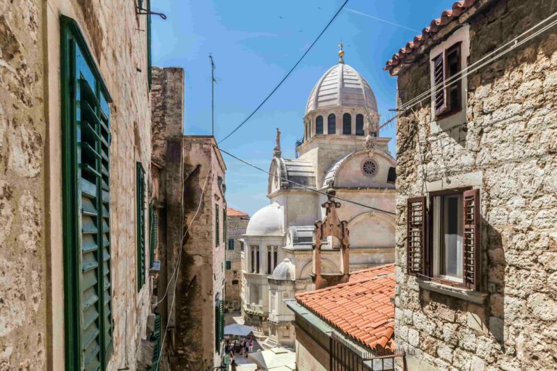 Kroatien, Sibenik, Panoramablick auf die Altstadt und die Kathedrale von St. James, UNESCO-Weltkulturerbe