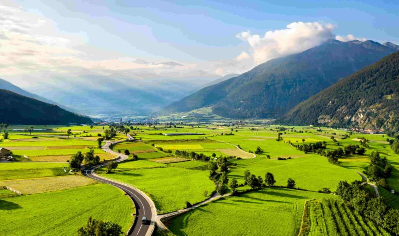 Luftaufnahme des Vinschgau-Tals in Südtirol, Italien