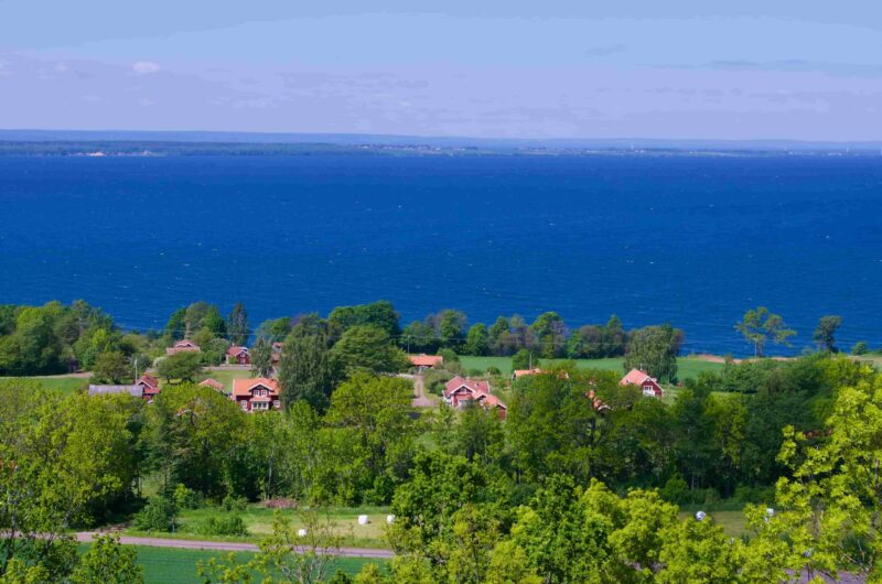 Blick über den blauen See Vättern in Schweden