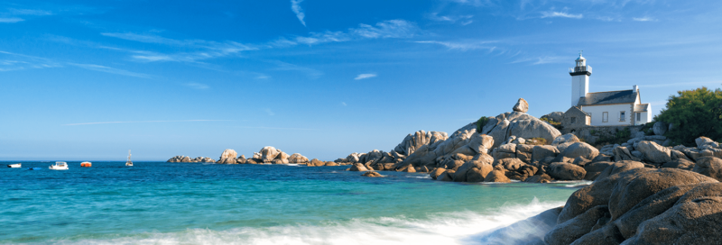 Leuchtturm und Küste von Pontusval im Norden der Bretagne