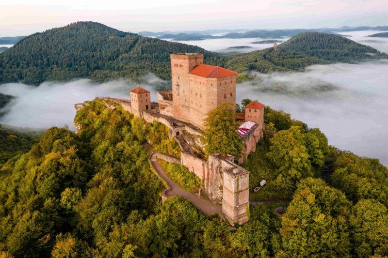 Burg Trifels, Luftaufnahme bei Nebel