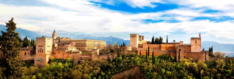 Panoramablick auf die Alhambra und Granada in Spanien