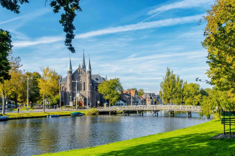 Am Rundkanal der Altstadt von Alkmaar: Sint-Josephkerk