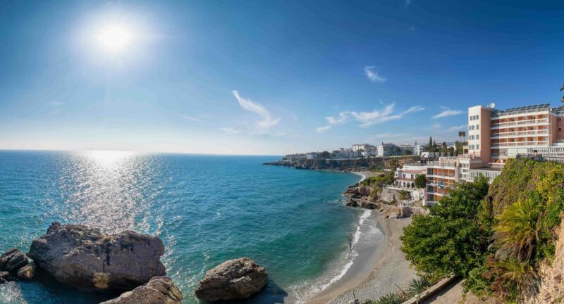 Touristenstadt Nerja an der Costa del Sol im Winter vom "Balcon de Europa", Andalusien, Spanien