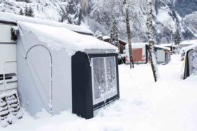 Wintercamping: So baust du dein Vorzelt richtig auf