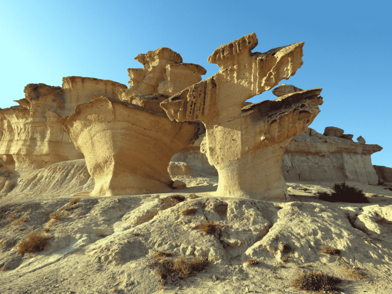 Erodierte Sandsteinformationen neben dem Strand von Bolnuevo, Puerto de Mazarrón, Murcia, Spanien