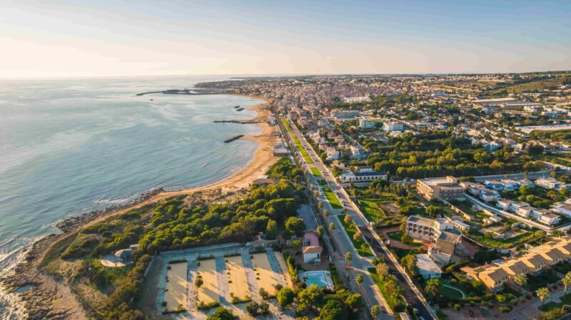 Marina di Ragusa und Mittelmeer bei Sonnenuntergang, Sizilien, Italien