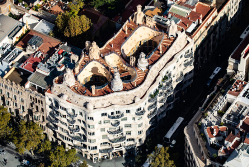 Vista aèria de La Pedrera, edifici paradigmàtic de l'arquitecte modernista Antoni Gaudí. © Robert Ramos