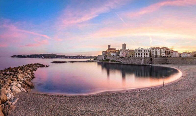 Panoramablick auf Antibes bei Sonnenuntergang vom Plage de la Gravette, Côte d'Azur, Frankreich