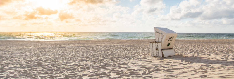 Einzelner Strandkorb bei Sonnenuntergang © Mmphotographie.De